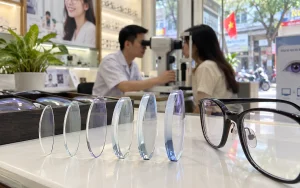 class="kk-he__tb"] Cắt kínhCắt kính cận theo số đo và nhu cầu. Tròng lọc xanhTròng kính hỗ trợ lọc ánh sáng xanh từ màn hình. [section label=